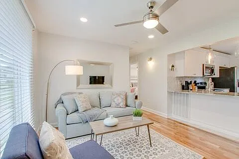 2 bed, 800 sqft, $2,000 — Photo 3