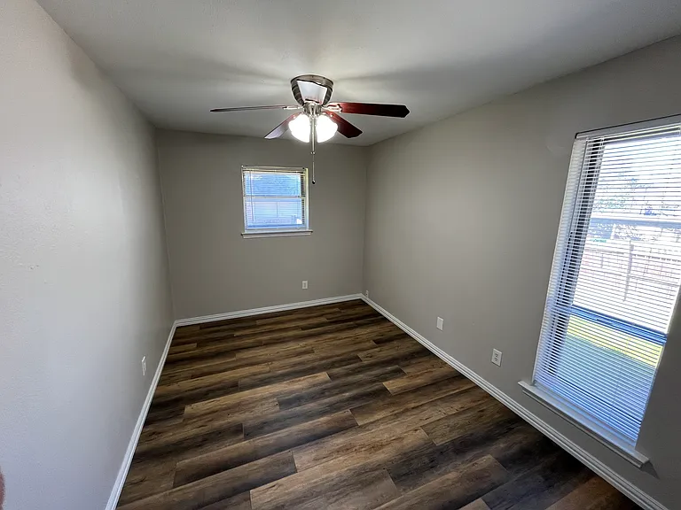 1506 Parkside Dr — Photo 9
