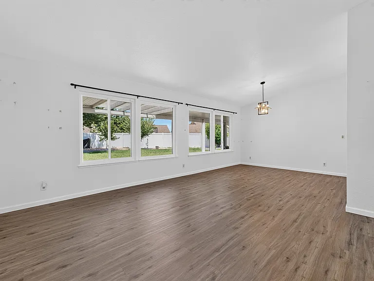 1118 Cresthaven Dr — Photo 2