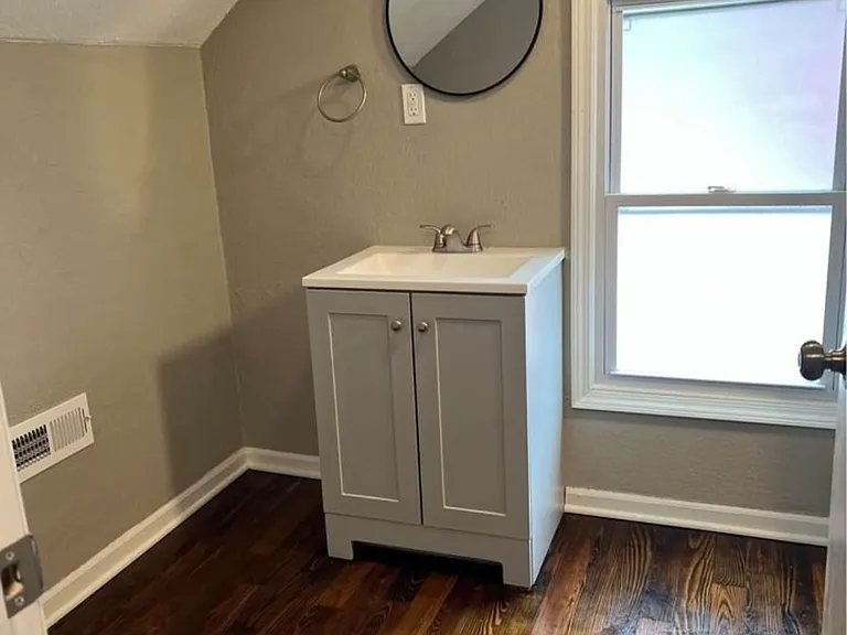 114 E Cass St — Photo 7