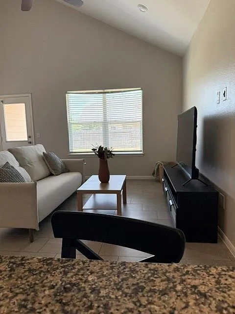 4 bed, 2.5 bath, 2327 sqft, $2,250 — Photo 3