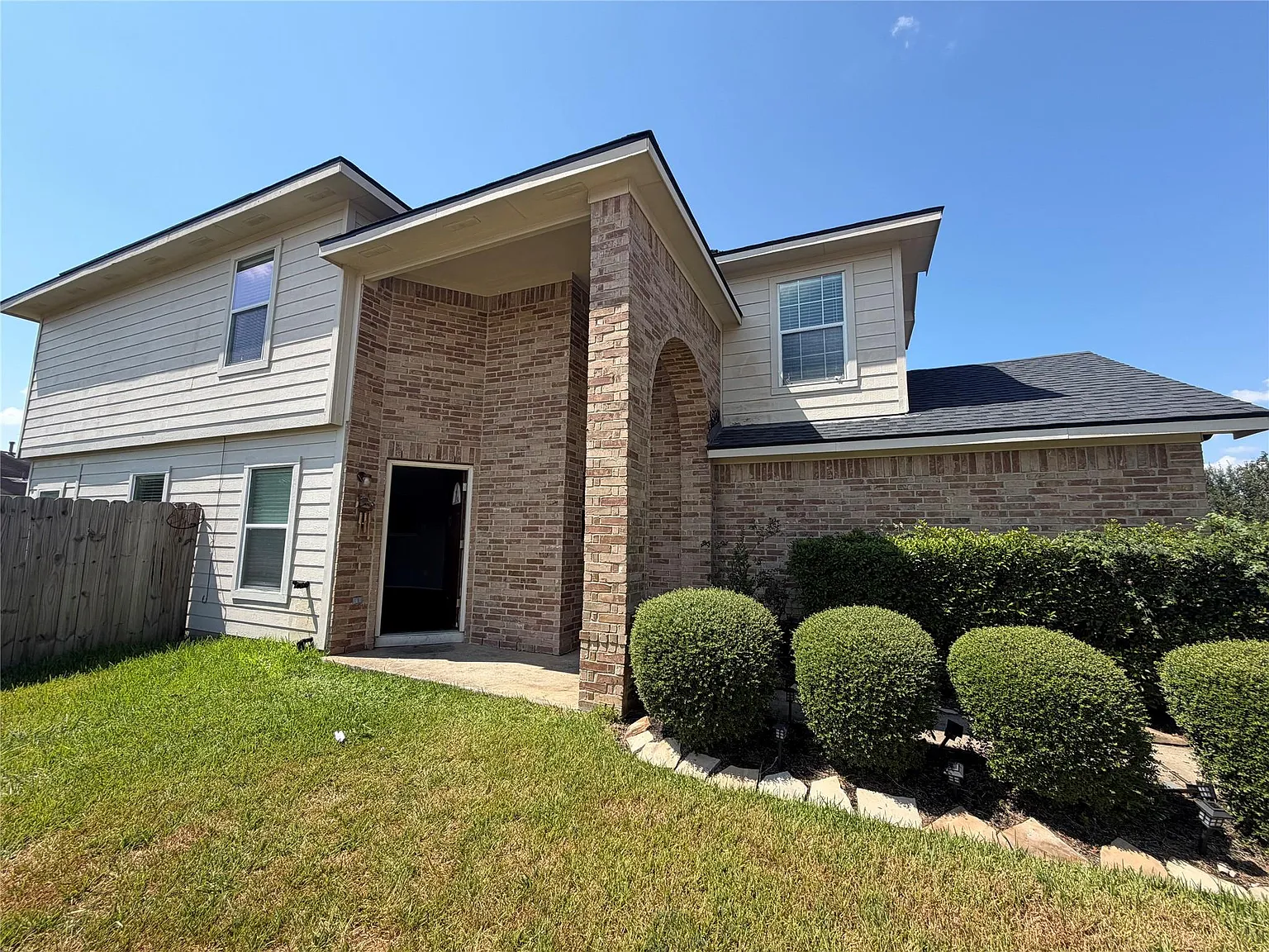 4 bed, 2.5 bath, 1995 sqft, $2,100 — Photo 3