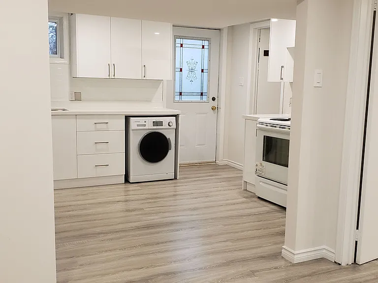 45 French Cres #BASEMENT — Photo 4