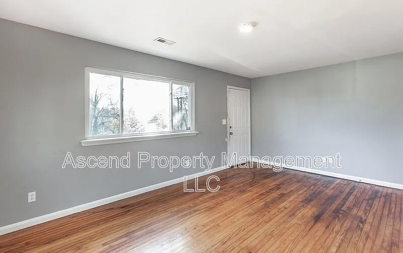2 bed, 1.0 bath, $1,075 — Photo 3