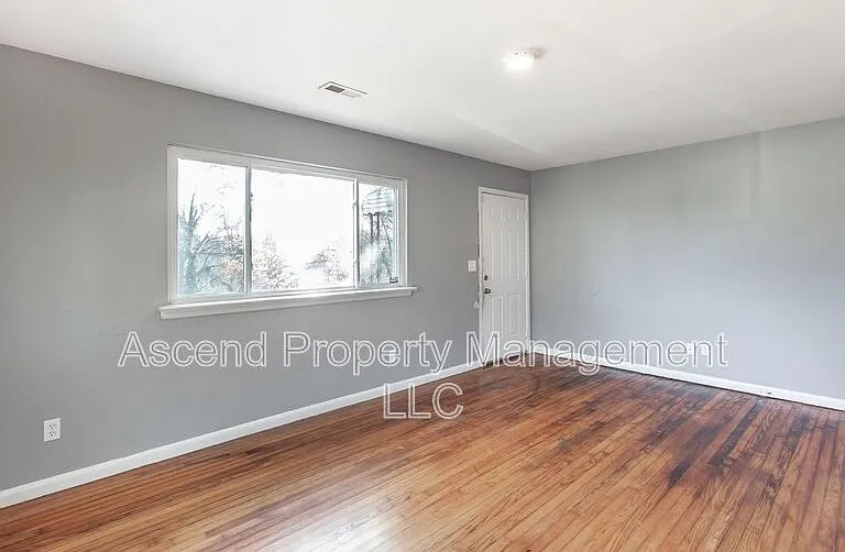 1113 Jarvis Ave — Photo 3