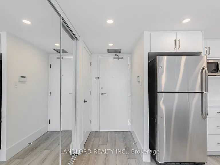 725 King St W #611 — Photo 17