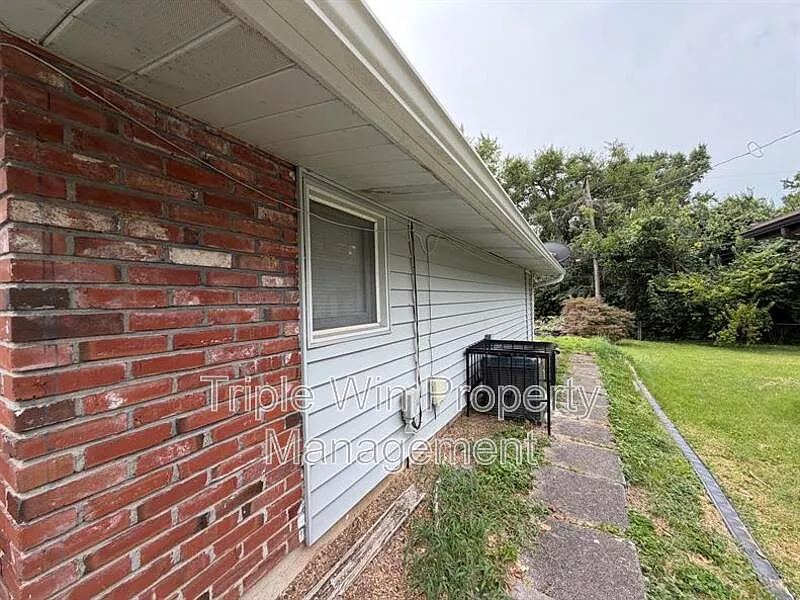 3 bed, 1.0 bath, 1614 sqft, $1,600 — Photo 3