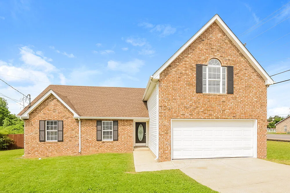 3 bed, 2.0 bath, 1805 sqft, $2,140 — Photo 1