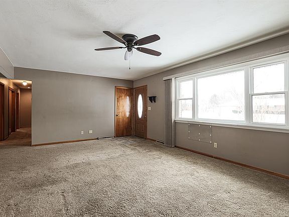 5th image of 130 Royal Ln