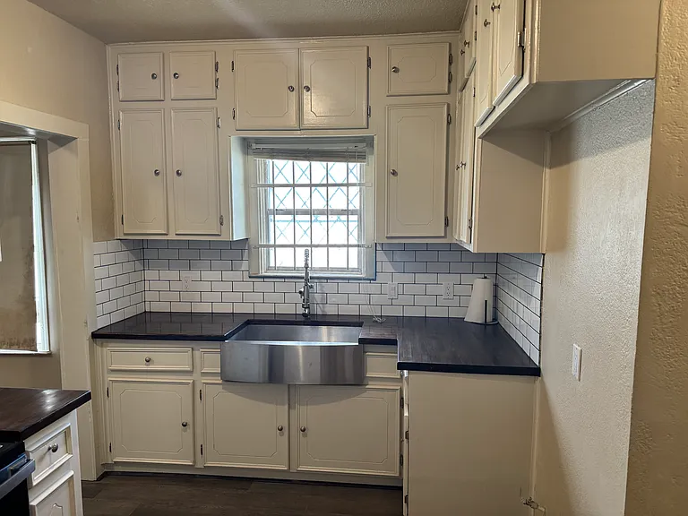 2429 Glen Ave — Photo 9