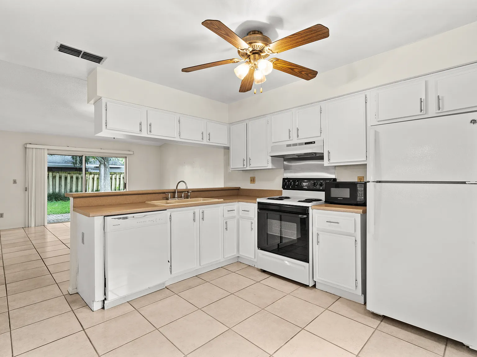 3 bed, 1263 sqft, $2,400 — Photo 2