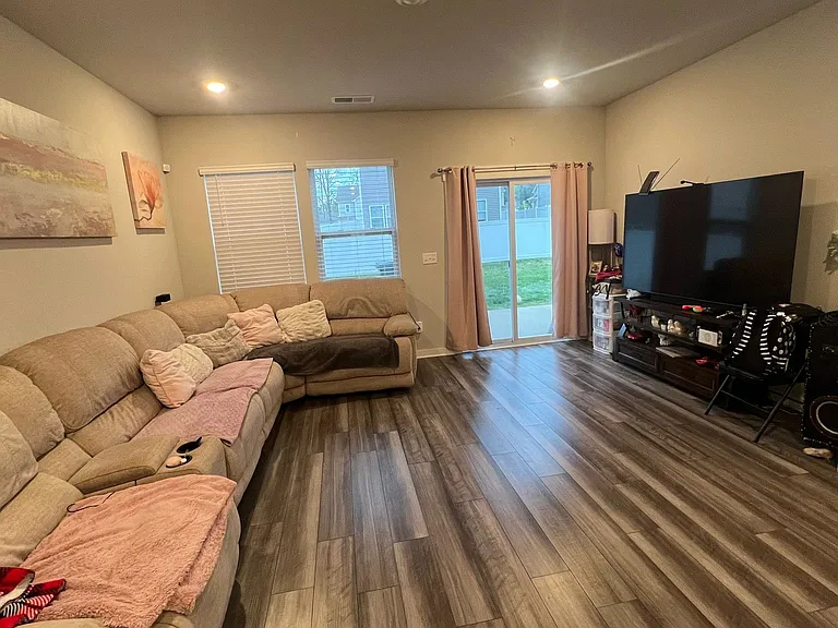 533 Torrey Pines Ln — Photo 4