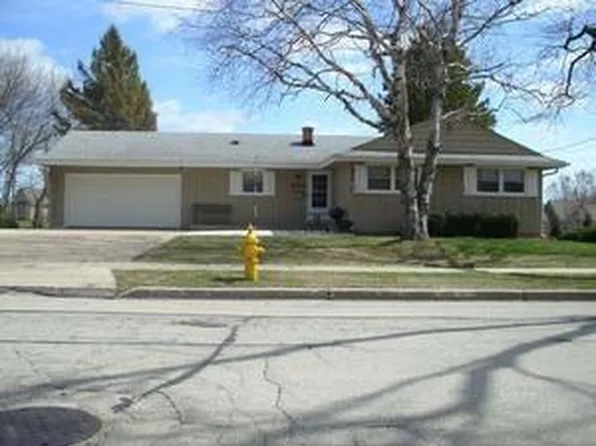 W52N600 Highland DRIVE, Cedarburg, WI 53012