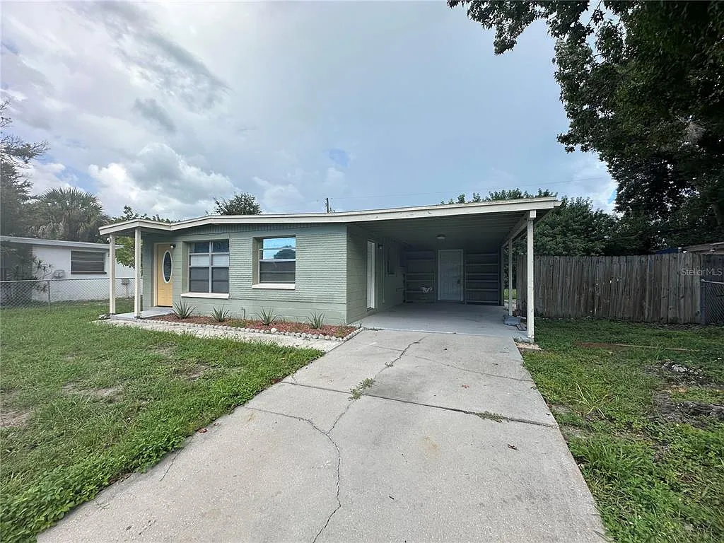 3 bed, 1.0 bath, 840 sqft, $1,900 — Photo 2