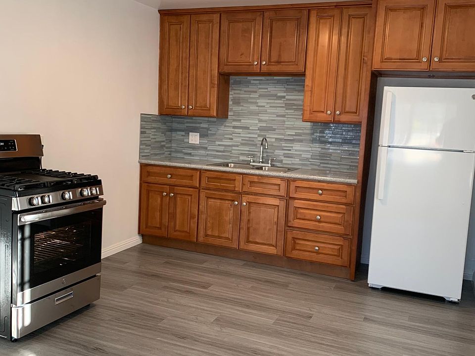 Brand new appliances, and kitchen backsplash!