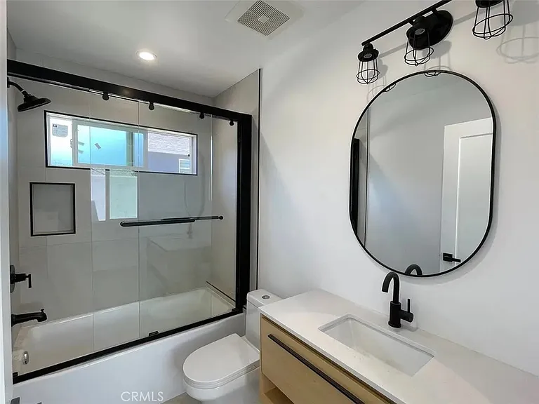 5834 Fallbrook Ave — Photo 4