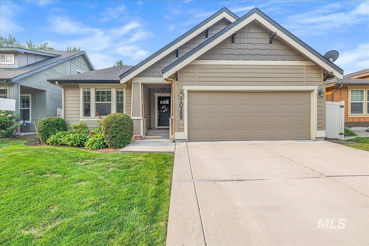 3 bed, 2.0 bath, 1487 sqft, $2,300 — Photo 1