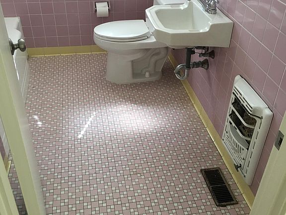 Hey, it's the Fifties... got to love the pink. Full tub with shower, new faucet, new toilet. Gas heater for show only, unit has central heat and air conditioning.