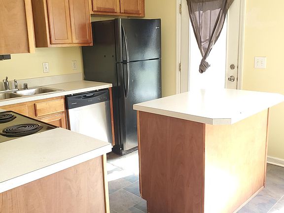 3rd image of 144 Baybrook Cir