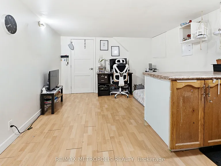312 Palmerston Ave #BASEMENT — Photo 4