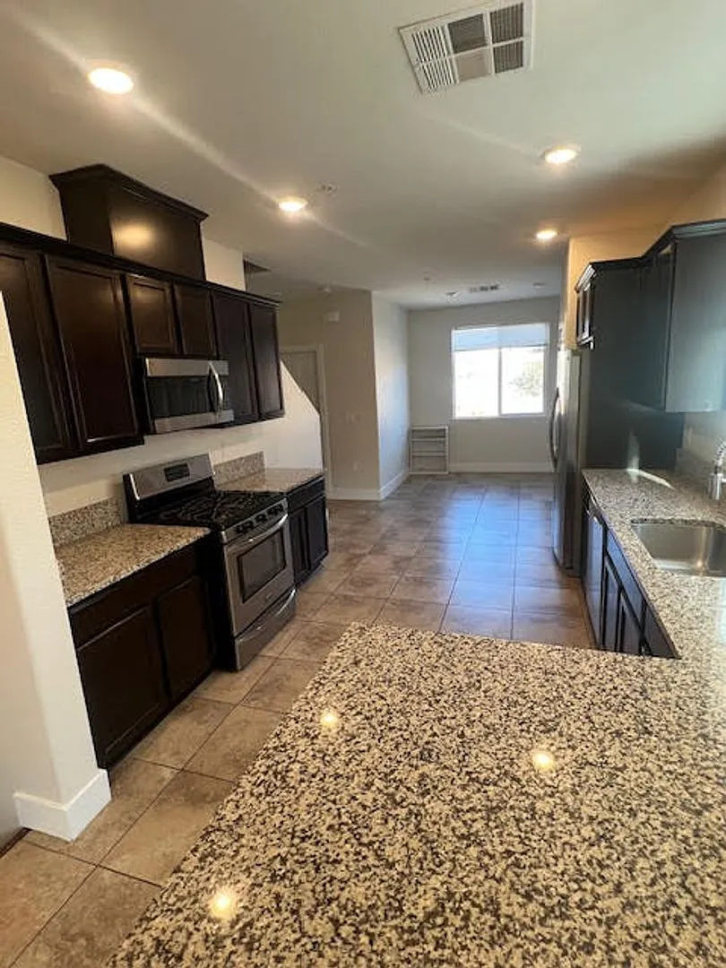 Freshly Painted Larger End Unit Condo for Rent! — Photo 4