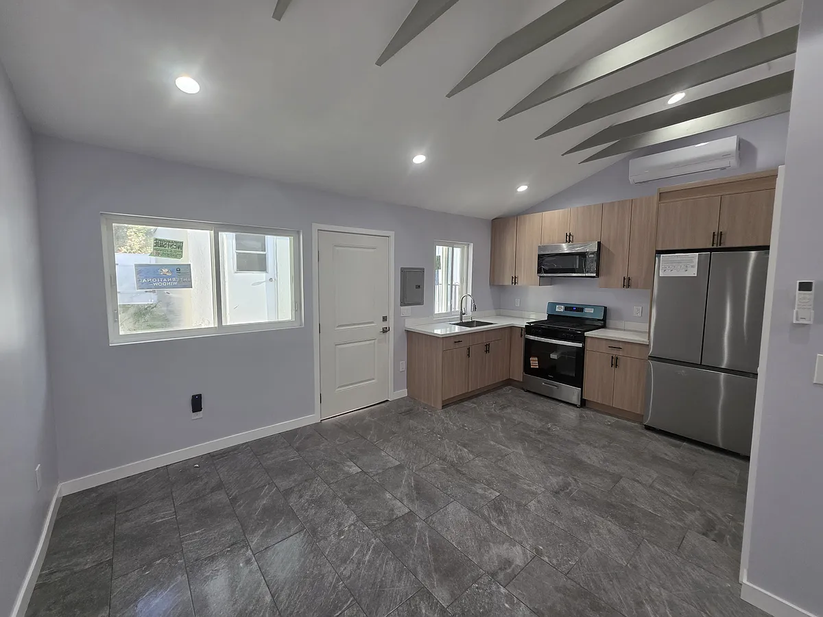 Building Photo - 409 W Acacia Ave #B