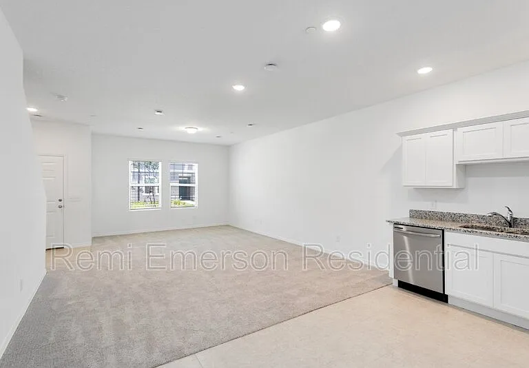 3150 Merton Aly — Photo 4
