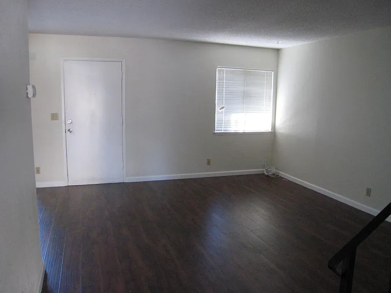 1182 Calle Oriente — Photo 4