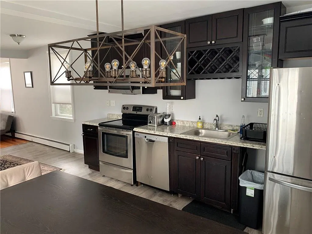 3 bed, 1170 sqft, $2,400 — Photo 2