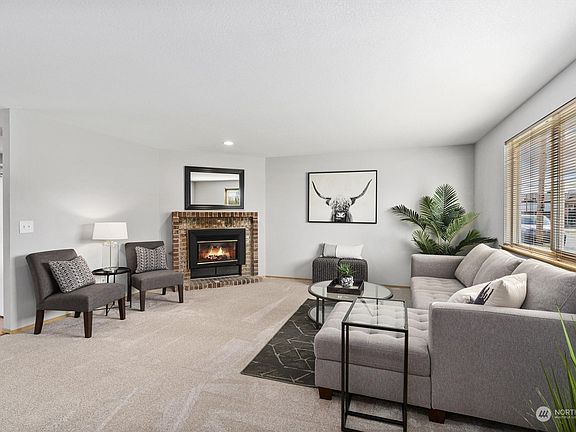 Gas fireplace in living room.>