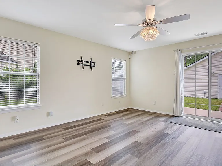 51 Fairgreen St — Photo 8