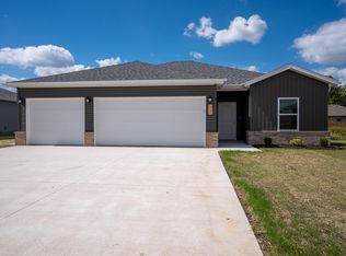 1726 Cash Dr, Mount Vernon, MO 65712