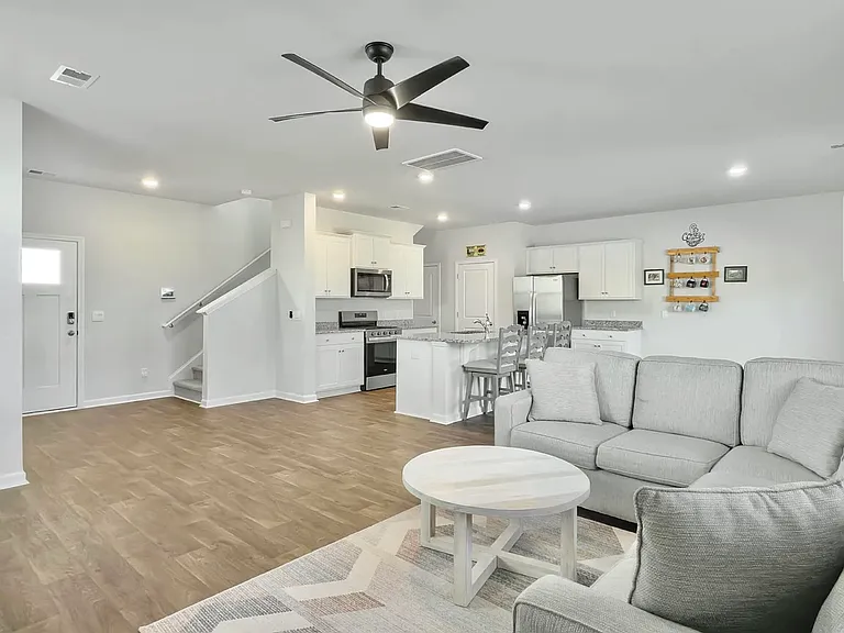 298 Watersglen Dr — Photo 5
