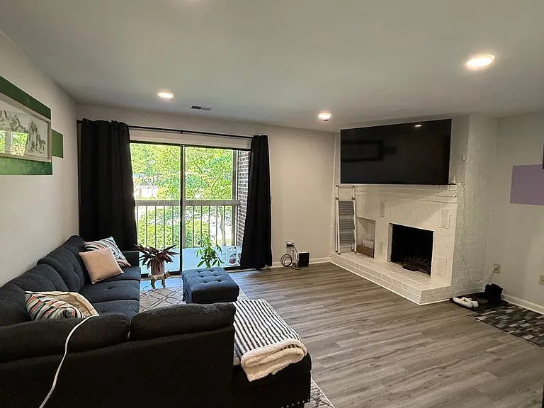 2105 Turtle Creek Dr #8 — Photo 7