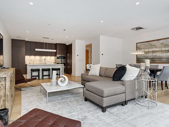 4th image of 2643 N Hermitage Ave #204N