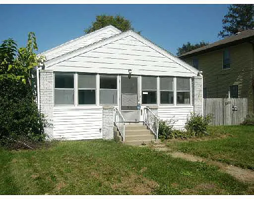 823 Ewing St E photo 1