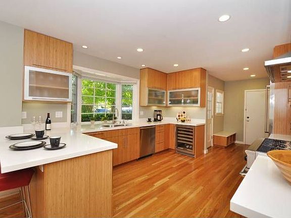 3rd image of 733 Parrott Dr