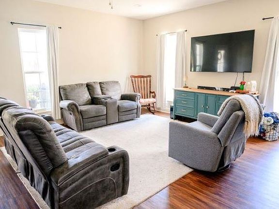 3rd image of 583 Rollins Rd