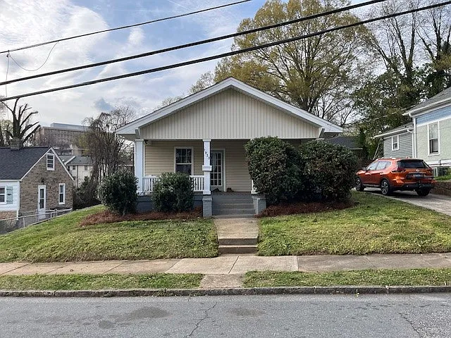 1933 Hinshaw Ave — Photo 1