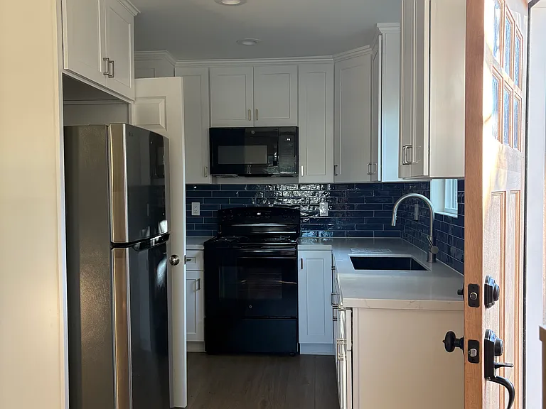 432 1/2 W Point Dr — Photo 1