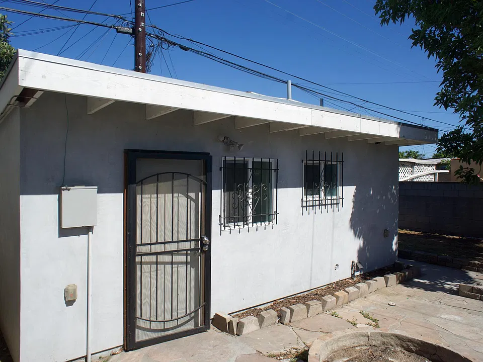 8642 San Luis Ave