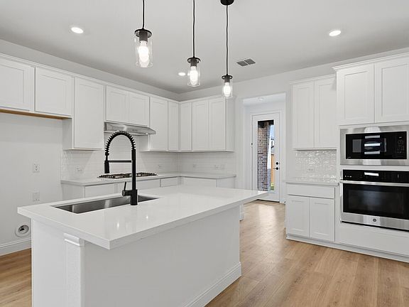 3rd image of 1112 Beautyberry Ln