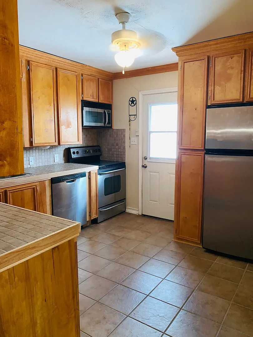 Charming 2-Bedroom Home with Large Backyard, Covered Patio & Workshop-Calallen Area — Photo 3