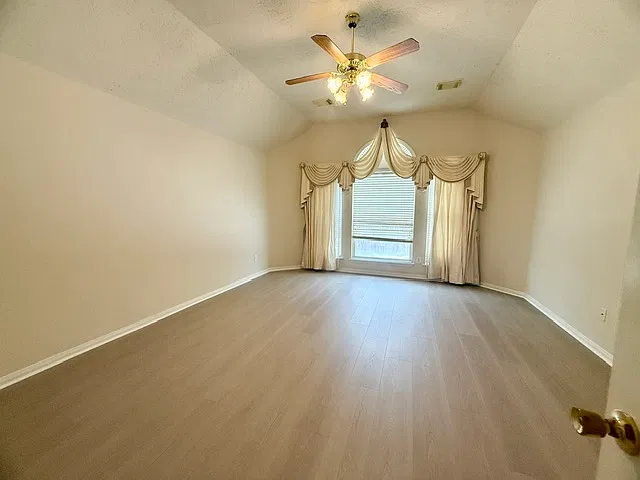 4 bed, 2566 sqft, $2,050 — Photo 2