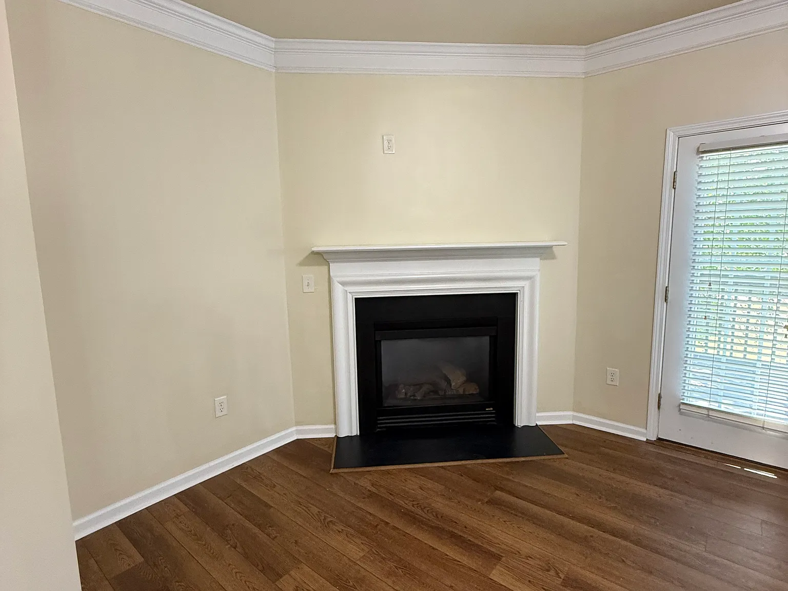 3 bed, 3.5 bath, 1870 sqft, $1,975 — Photo 4