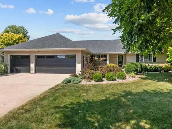 W7054 Bluebluff Way, Greenville, WI 54942