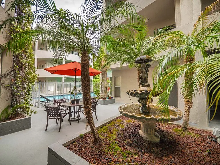 1815 N. Harvard Blvd — Photo 38