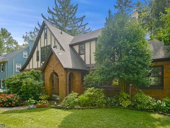 2nd image of 20 Hobart Ave