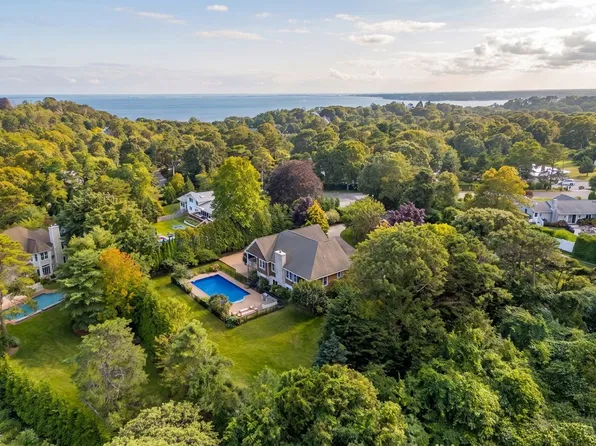 10 Peconic View Ct, Southampton, NY 11968