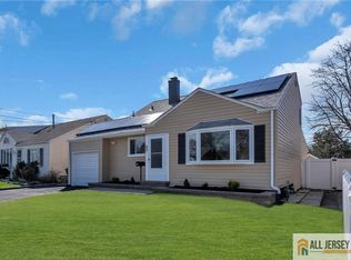 95 McKinley Ave, Colonia, NJ 07067